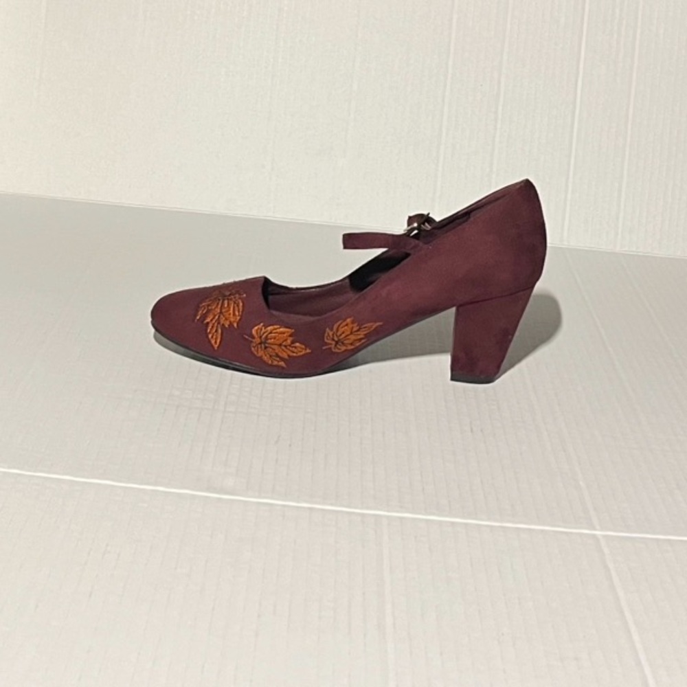 Lulu Hun Lear Embroidered Block Heels - Picture 3 of 15